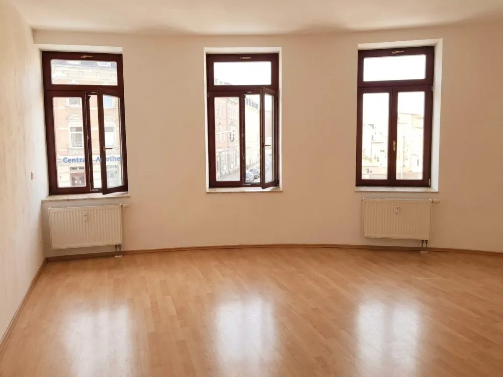 Spacious 100 m² Old Building Apartment with 2 Bathrooms, Central in Freital