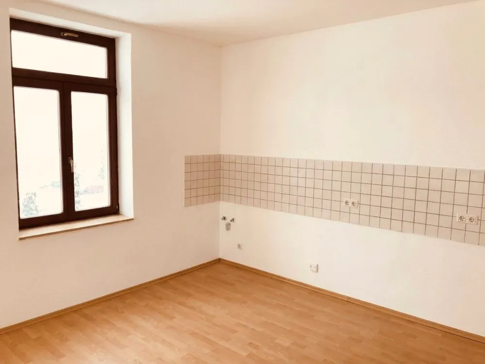 Spacious 100 m² Old Building Apartment with 2 Bathrooms, Central in Freital