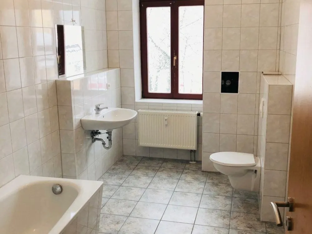 Spacious 100 m² Old Building Apartment with 2 Bathrooms, Central in Freital