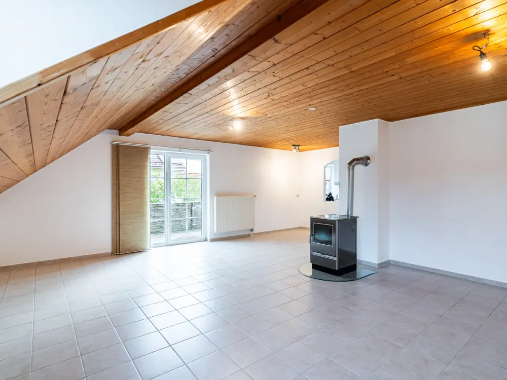 Großzügige 4‑Zimmer‑Dachgeschosswohnung mit Balkon, Einbauküche & 2 Stellplätzen