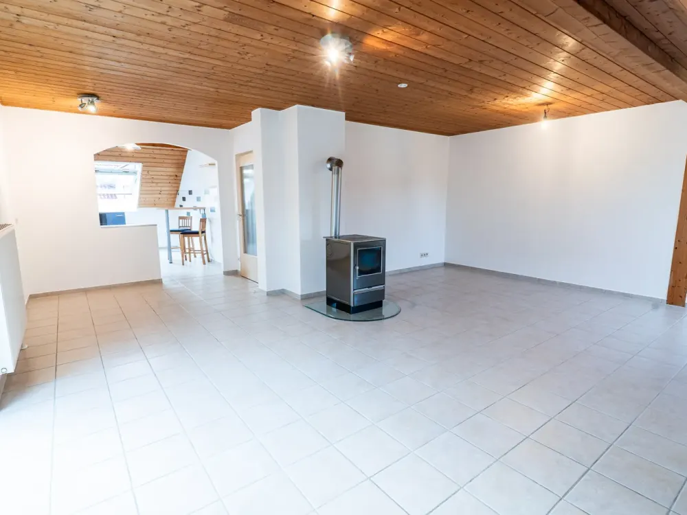 Großzügige 4‑Zimmer‑Dachgeschosswohnung mit Balkon, Einbauküche & 2 Stellplätzen