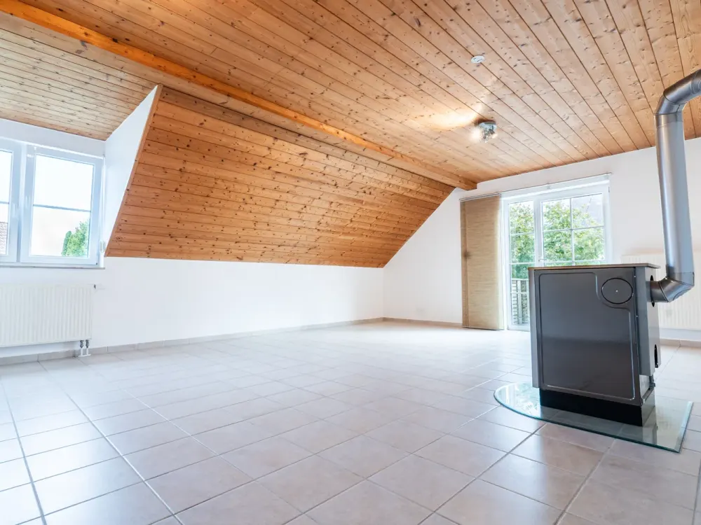 Großzügige 4‑Zimmer‑Dachgeschosswohnung mit Balkon, Einbauküche & 2 Stellplätzen
