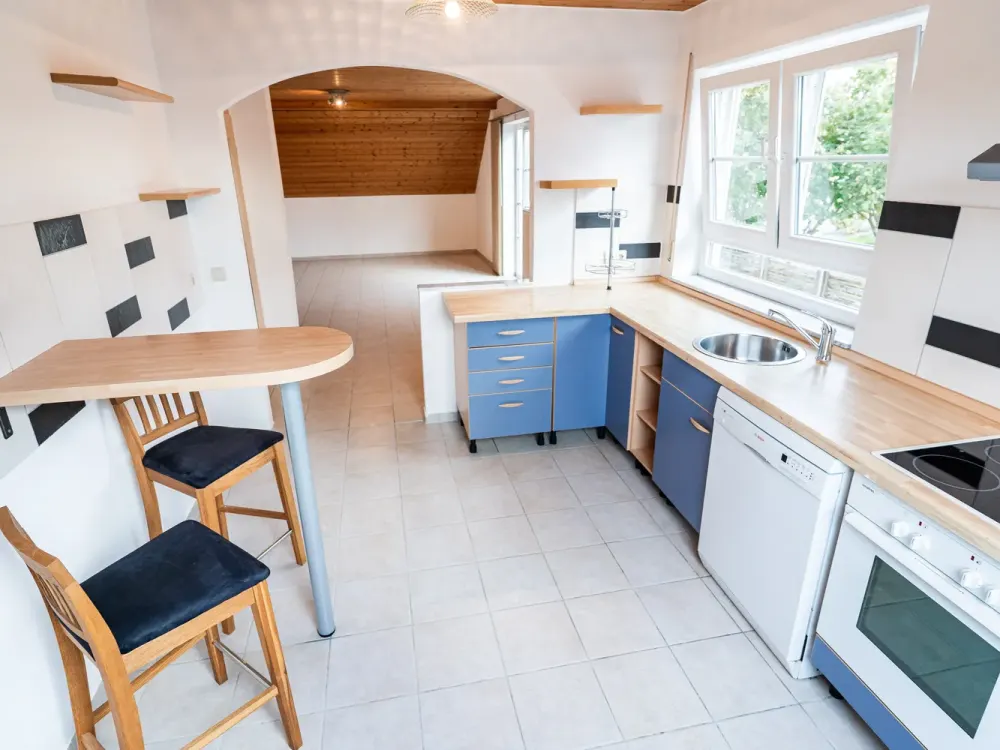 Großzügige 4‑Zimmer‑Dachgeschosswohnung mit Balkon, Einbauküche & 2 Stellplätzen