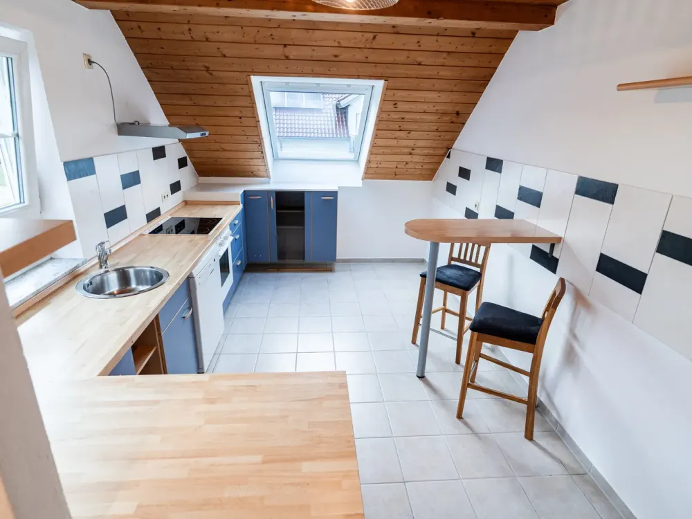 Großzügige 4‑Zimmer‑Dachgeschosswohnung mit Balkon, Einbauküche & 2 Stellplätzen
