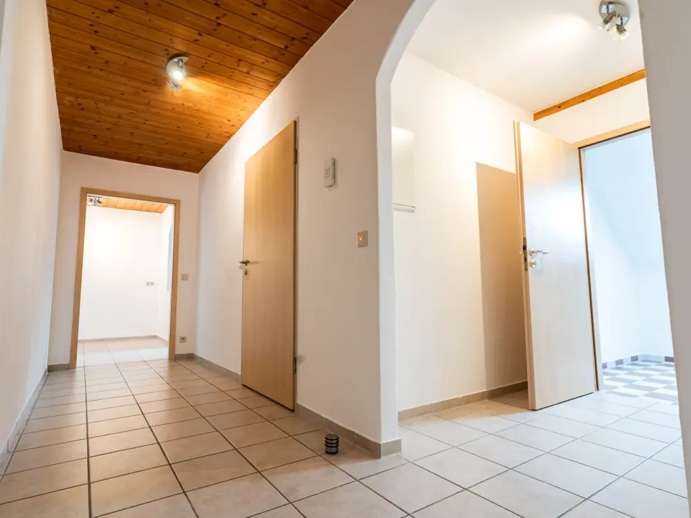 Großzügige 4‑Zimmer‑Dachgeschosswohnung mit Balkon, Einbauküche & 2 Stellplätzen
