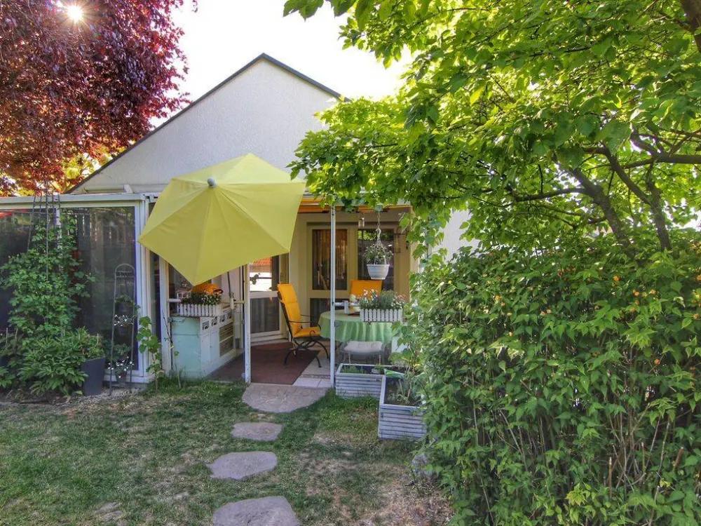 3-Zimmer-DG-Wohnung (103 m²) mit EBK, Klimaanlage, Terrasse, Garten und ebenerdigem Zugang