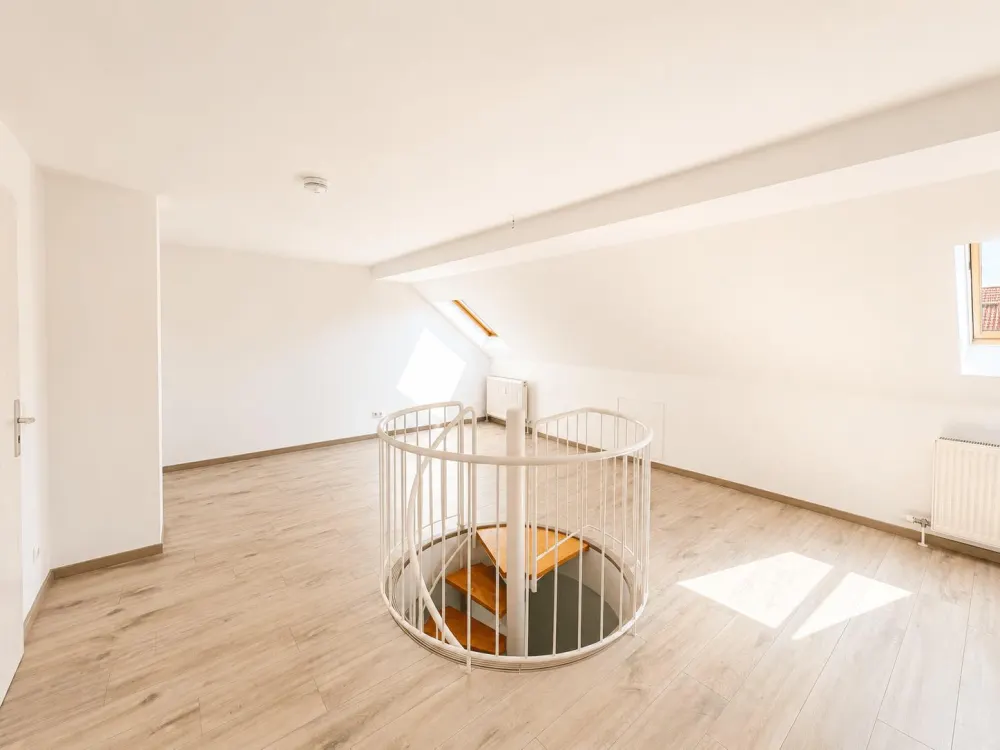 moderne 80m²- Wohnung im Maisonettestil mit großem Wohnzimmer + Balkon!