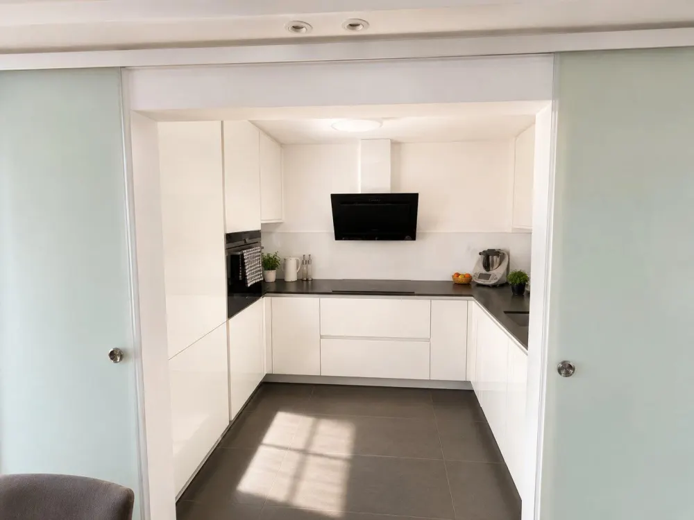 Hochwertig möblierte 4-Zimmer-Wohnung mit Balkon in Sindelfingen-