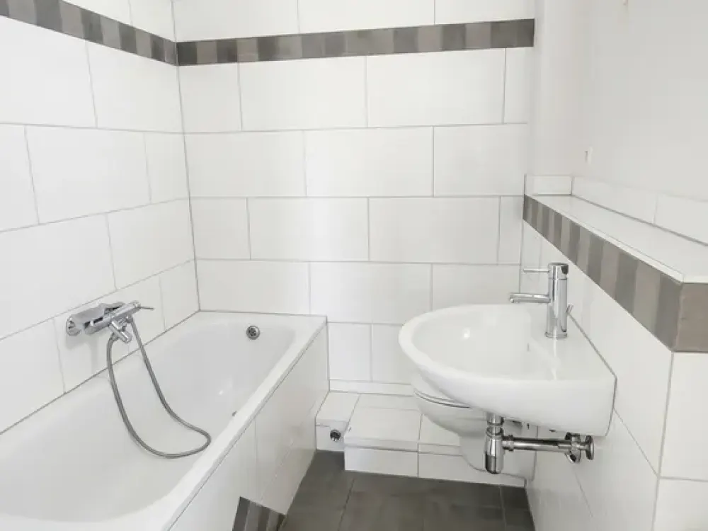 Living by the Park: Spacious 4-Room Apartment in Nuremberg / Suitable for Shared Flat / Near U1