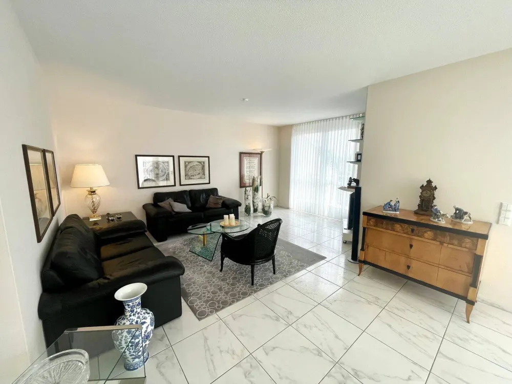 Moderne 3-Zimmer-Mietwohnung mit Balkon und Tiefgaragen-Duplex-Stellplatz in Nürnberg-Erlenstegen!
