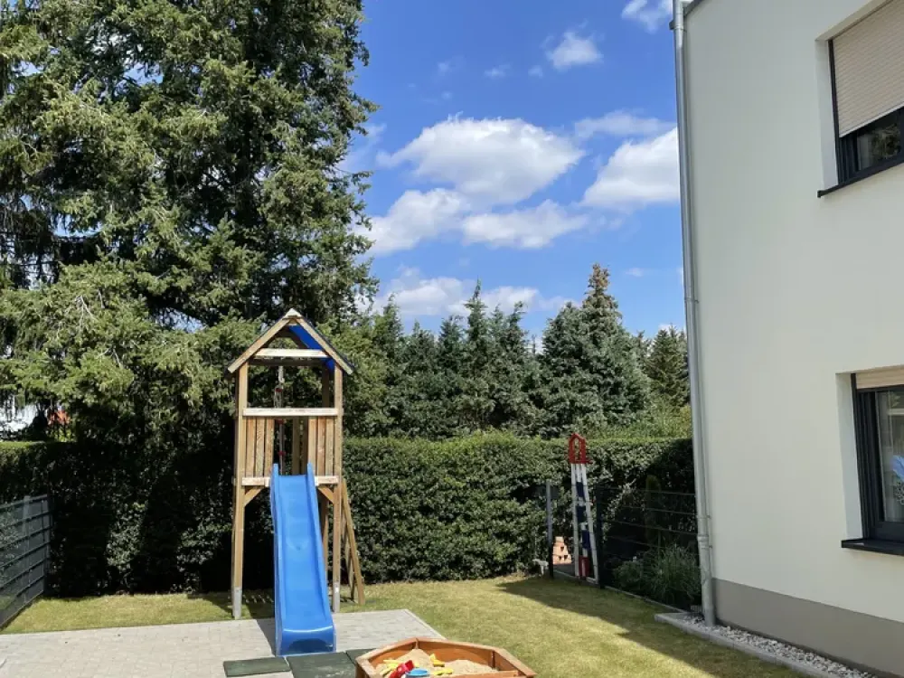 صديق للعائلة، مشرق، موفر للطاقة - شقة من 4 غرف مع لوجيا