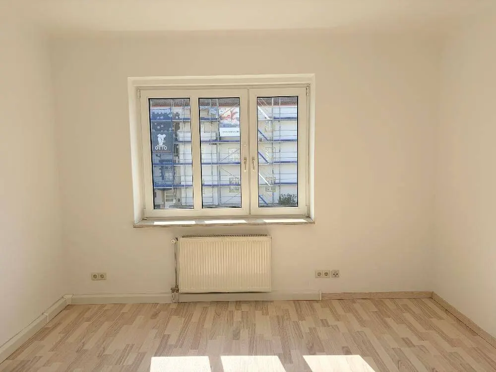 Ab sofort zu haben: Kleine 2-Zimmer-Singlewohnung mit separater Küche und Dusche im 1.OG