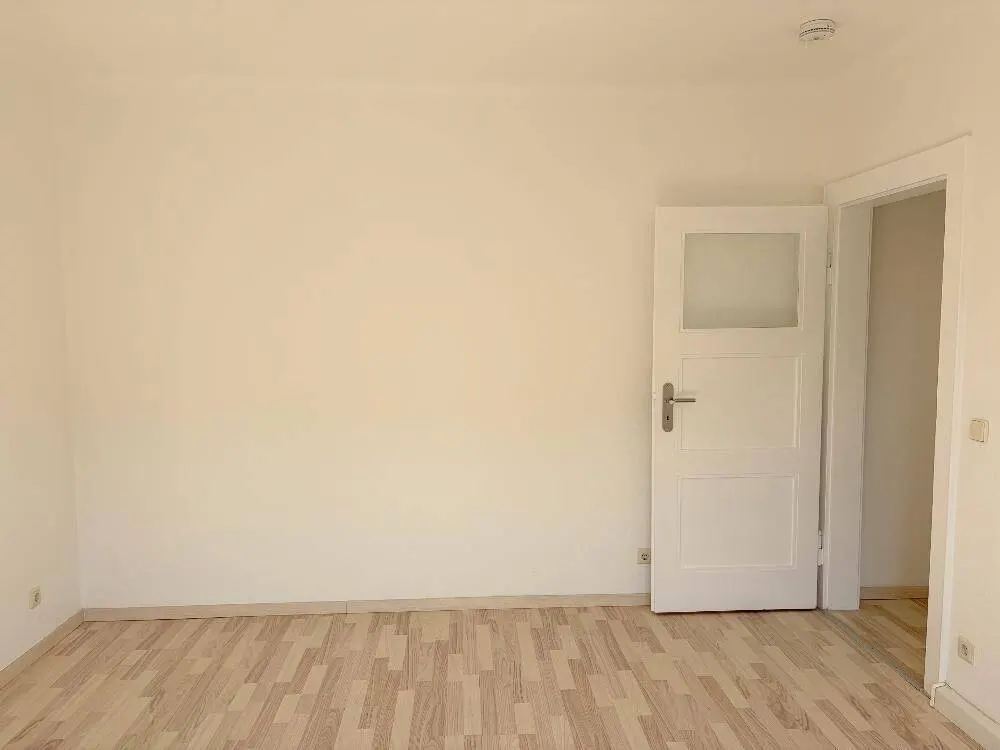 Ab sofort zu haben: Kleine 2-Zimmer-Singlewohnung mit separater Küche und Dusche im 1.OG