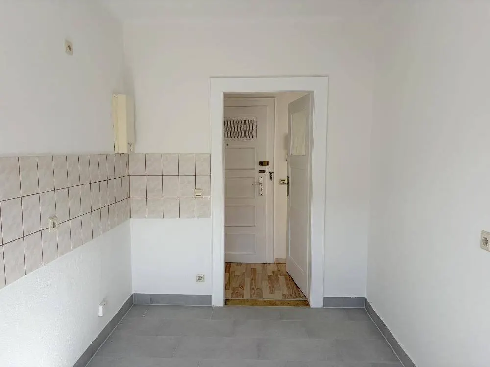 Ab sofort zu haben: Kleine 2-Zimmer-Singlewohnung mit separater Küche und Dusche im 1.OG
