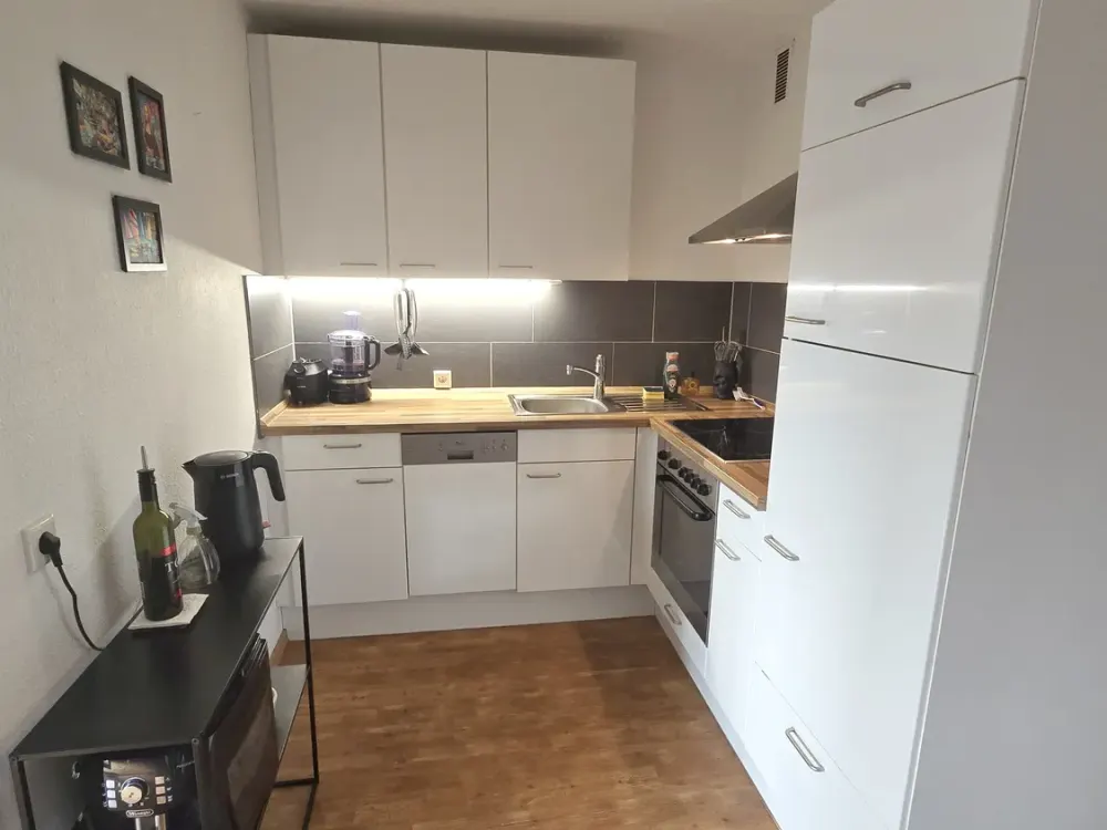 Zwischenmiete Meerbusch: möbliertes 1,5-Zimmer-Apartment mit Balkon und Blick ins Grüne, nahe U-Bahn