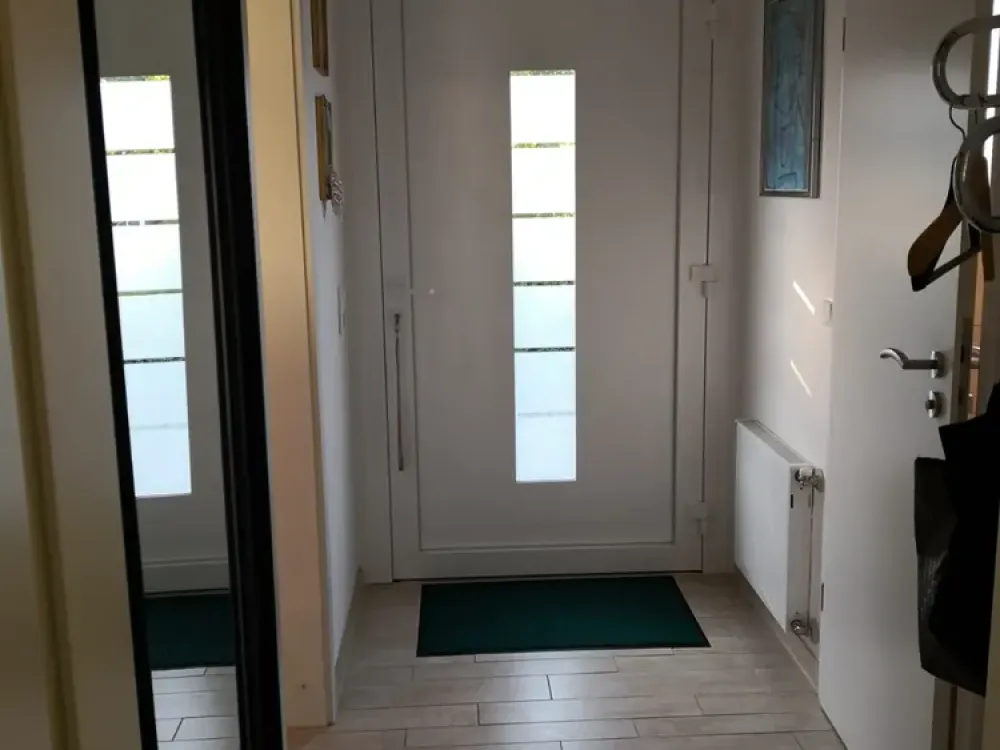 Kleine Einliegerwohnung 1,5 Zimmer 43 qm, voll möbliert mit Wohnküche, sonniger Terrasse, Parkplatz