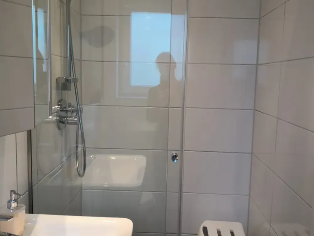 Kleine Einliegerwohnung 1,5 Zimmer 43 qm, voll möbliert mit Wohnküche, sonniger Terrasse, Parkplatz