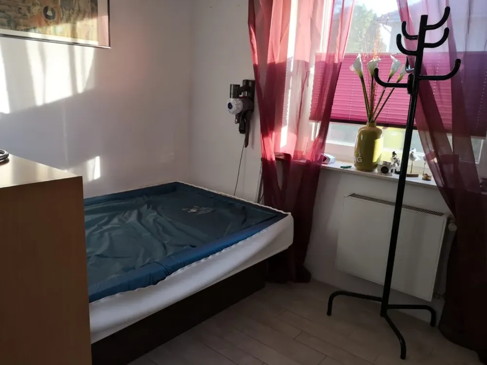 Kleine Einliegerwohnung 1,5 Zimmer 43 qm, voll möbliert mit Wohnküche, sonniger Terrasse, Parkplatz