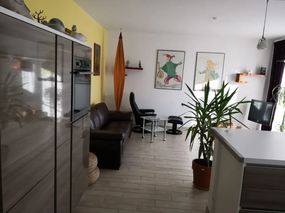 Kleine Einliegerwohnung 1,5 Zimmer 43 qm, voll möbliert mit Wohnküche, sonniger Terrasse, Parkplatz