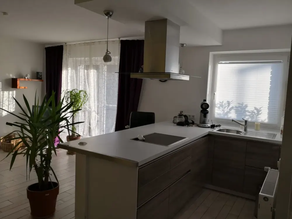 Kleine Einliegerwohnung 1,5 Zimmer 43 qm, voll möbliert mit Wohnküche, sonniger Terrasse, Parkplatz