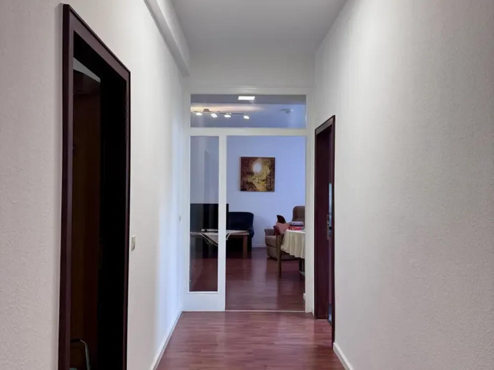 شقة مركزية وواسعة مكونة من 3 غرف مع شرفة | Mainzer Landstraße | مصعد متوفر