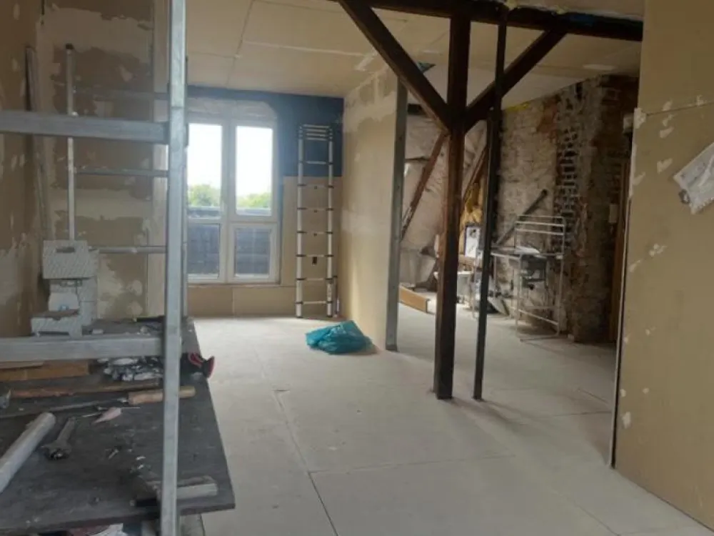 Dachgeschoss Rohling mit Balkon als Atelier oder Studio geeignet