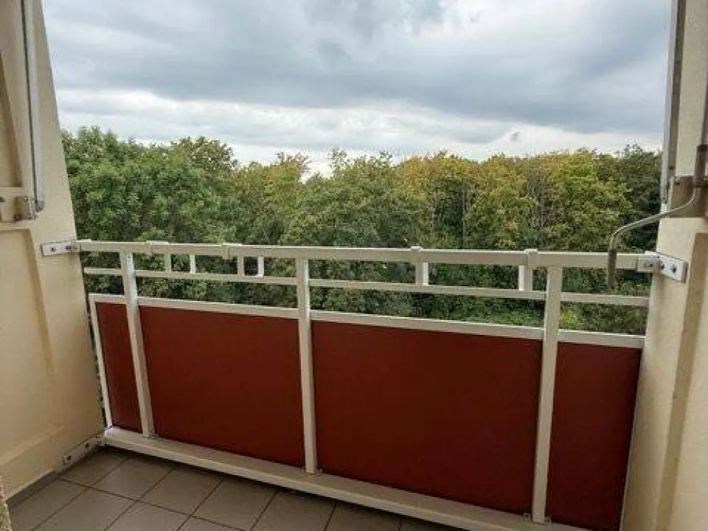 For families or shared flats! Sunny 4-room apartment with balcony!
