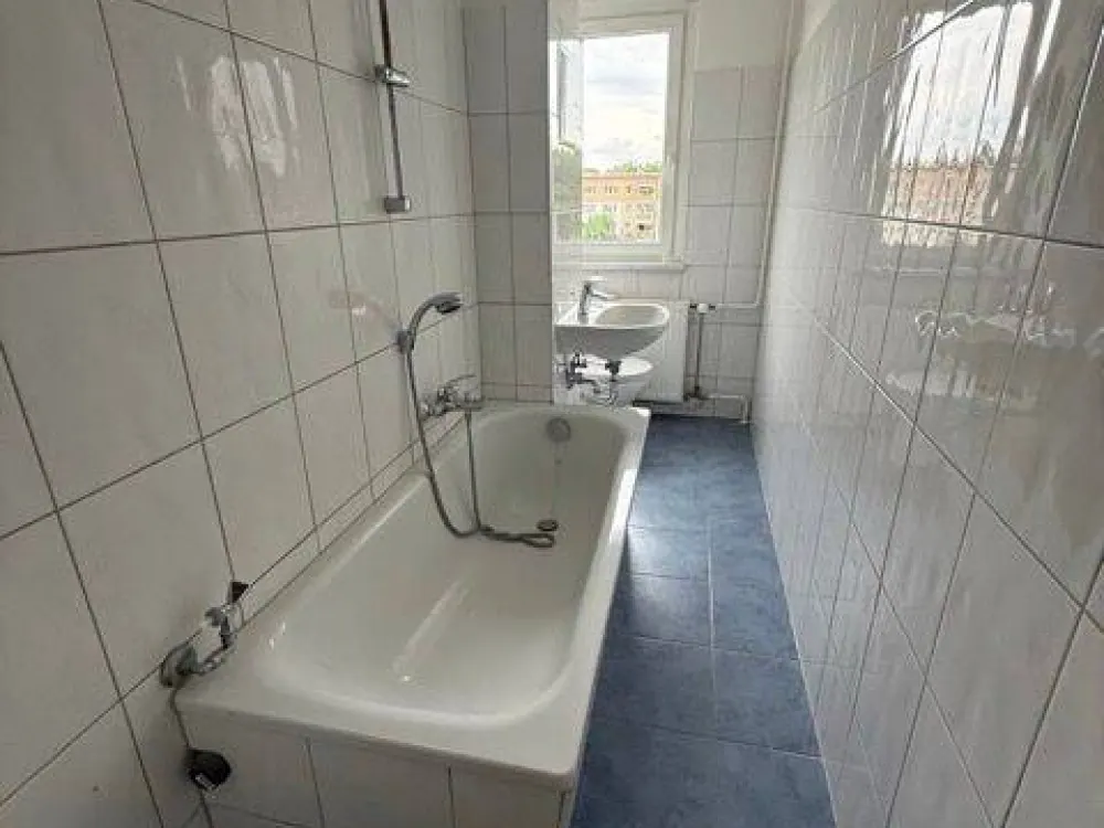 For families or shared flats! Sunny 4-room apartment with balcony!