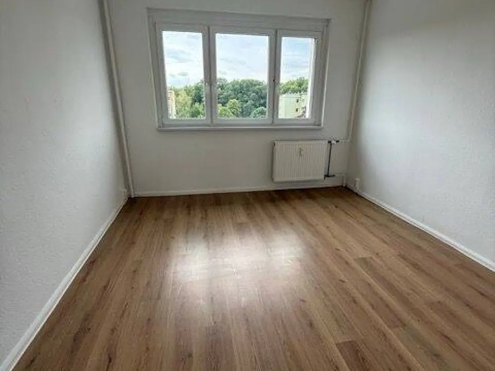 For families or shared flats! Sunny 4-room apartment with balcony!