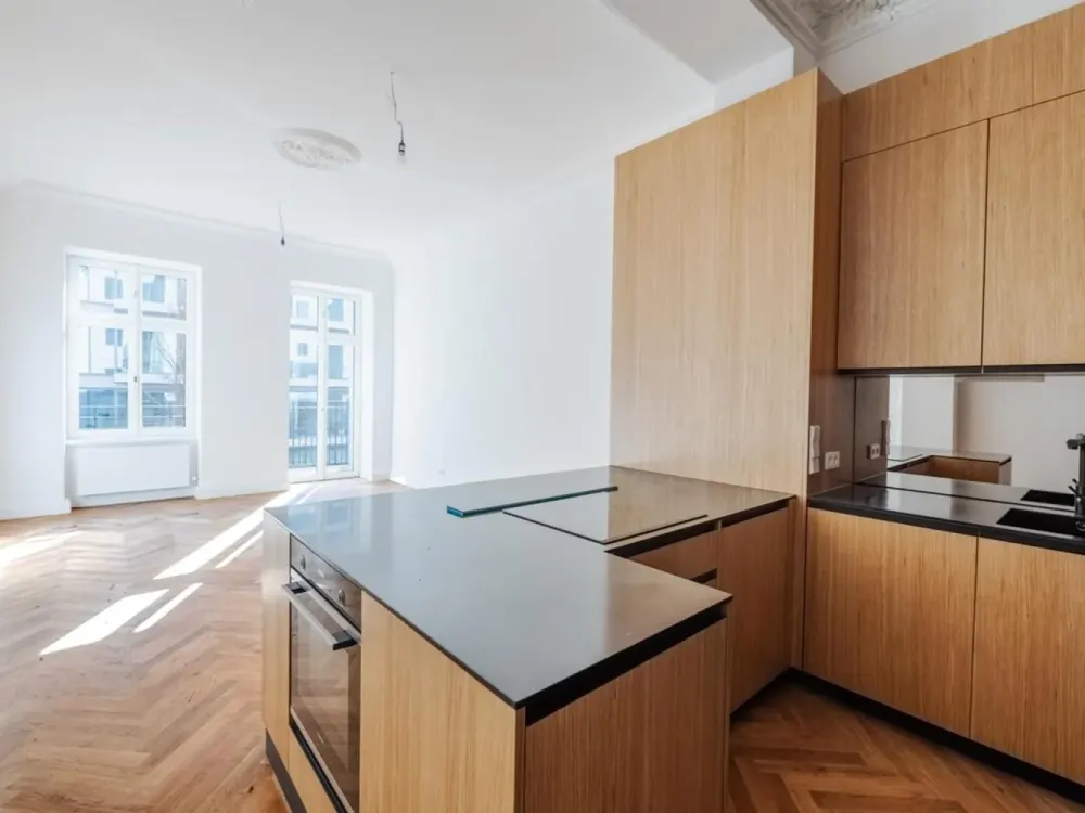 Zuhause in zwei Berliner Welten: Gründerzeit-Apartment mit Charme und Süd-Balkon