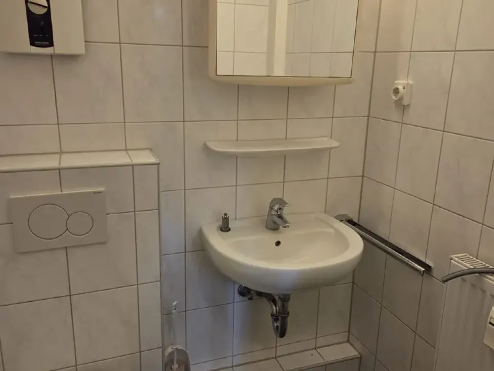 *** renovierte 1 Zimmer Wohnung im ERDGESCHOSS ***