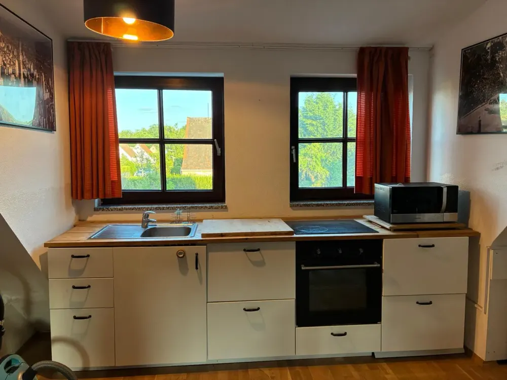 Möbliertes 1 Zimmer-Apartment im Dachgeschoß, mit großem Garten,