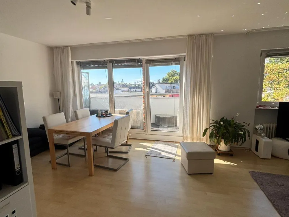 Lichtdurchflutete Wohnung im Nordend mit Skylineblick