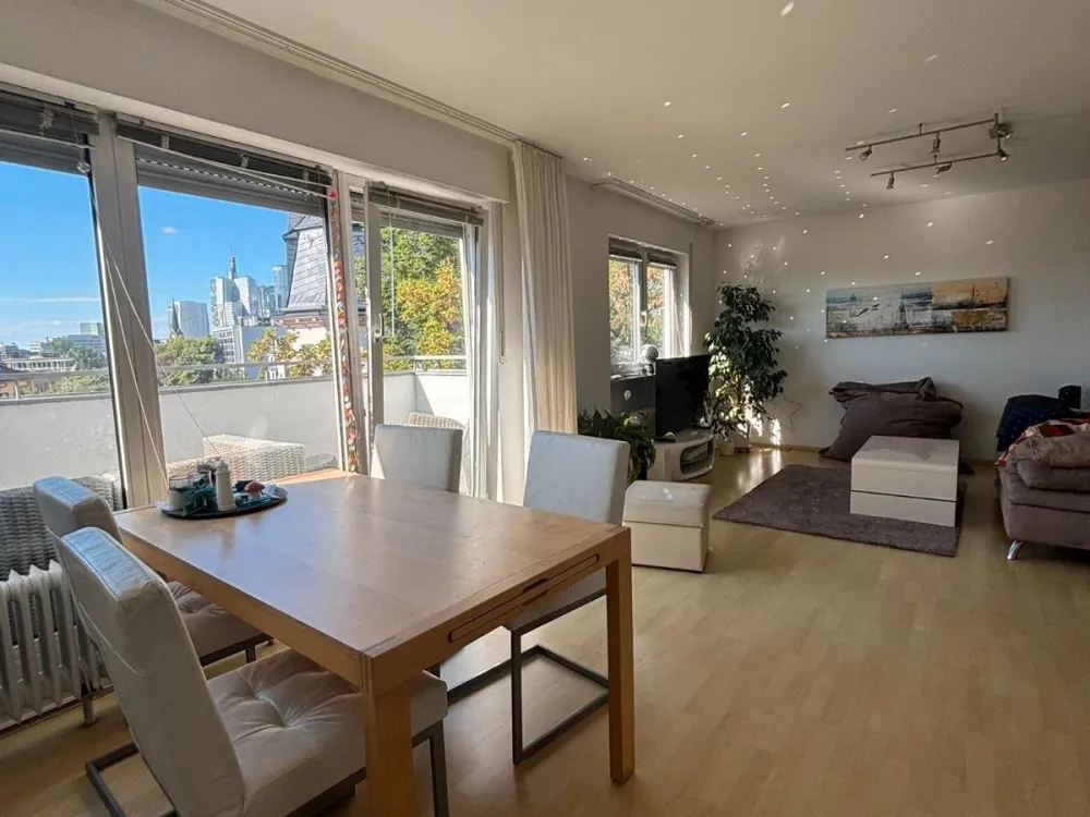 Lichtdurchflutete Wohnung im Nordend mit Skylineblick
