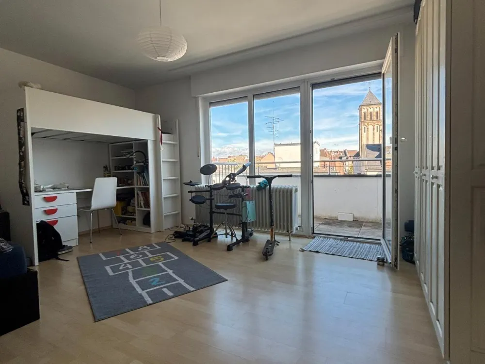 Lichtdurchflutete Wohnung im Nordend mit Skylineblick