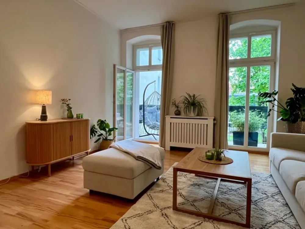 FURNISHED FOR 6 months!! 1.Monat kostenlo! Zentrale, ruhige 3-Zimmer-Wohnung mit Balkon und Garten.