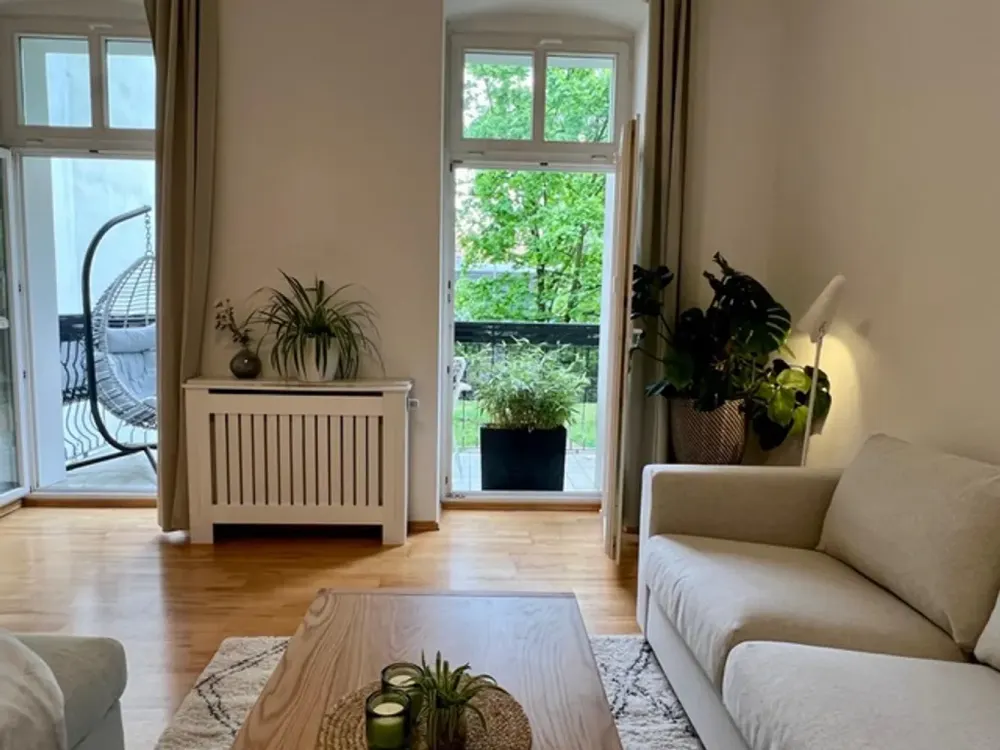 FURNISHED FOR 6 months!! 1.Monat kostenlo! Zentrale, ruhige 3-Zimmer-Wohnung mit Balkon und Garten.