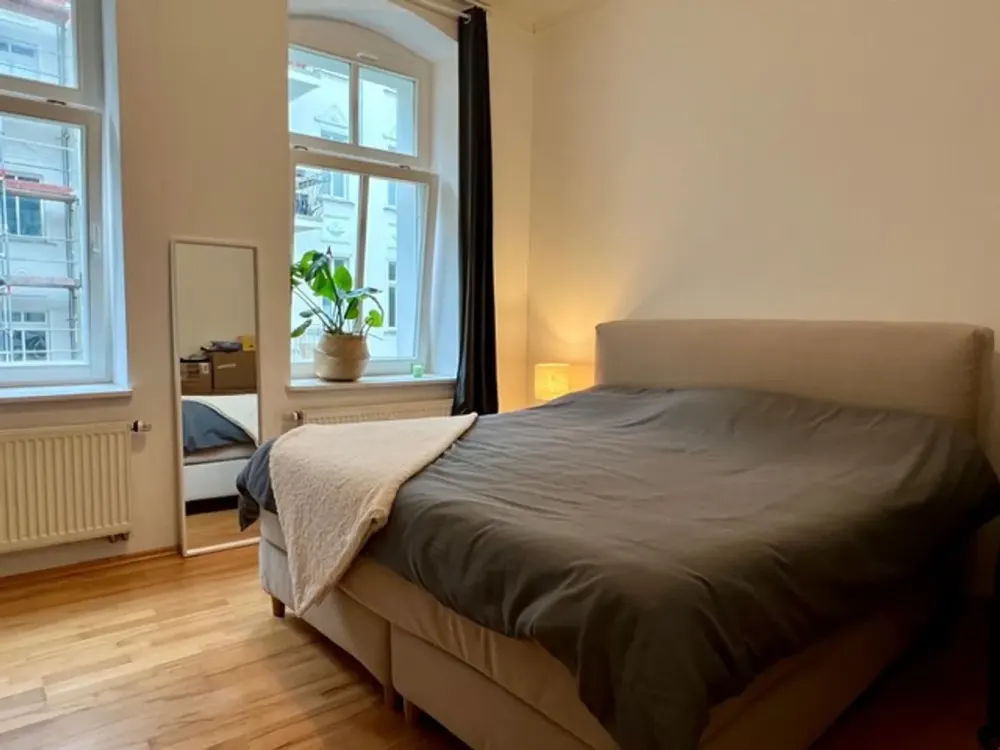 FURNISHED FOR 6 months!! 1.Monat kostenlo! Zentrale, ruhige 3-Zimmer-Wohnung mit Balkon und Garten.
