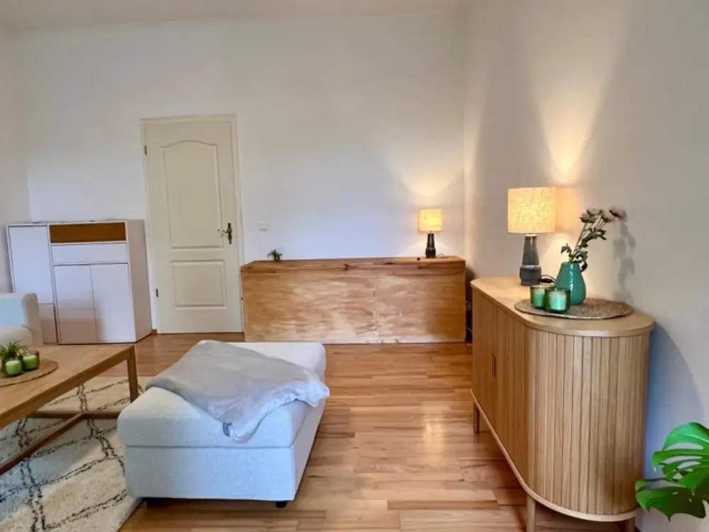 FURNISHED FOR 6 months!! 1.Monat kostenlo! Zentrale, ruhige 3-Zimmer-Wohnung mit Balkon und Garten.