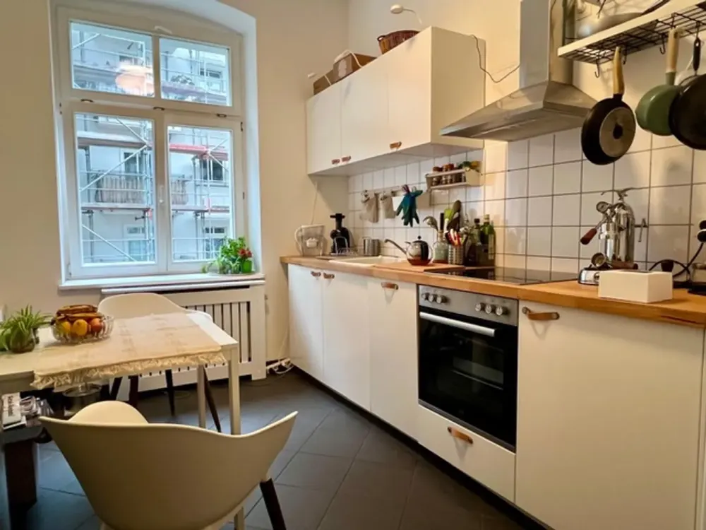 FURNISHED FOR 6 months!! 1.Monat kostenlo! Zentrale, ruhige 3-Zimmer-Wohnung mit Balkon und Garten.