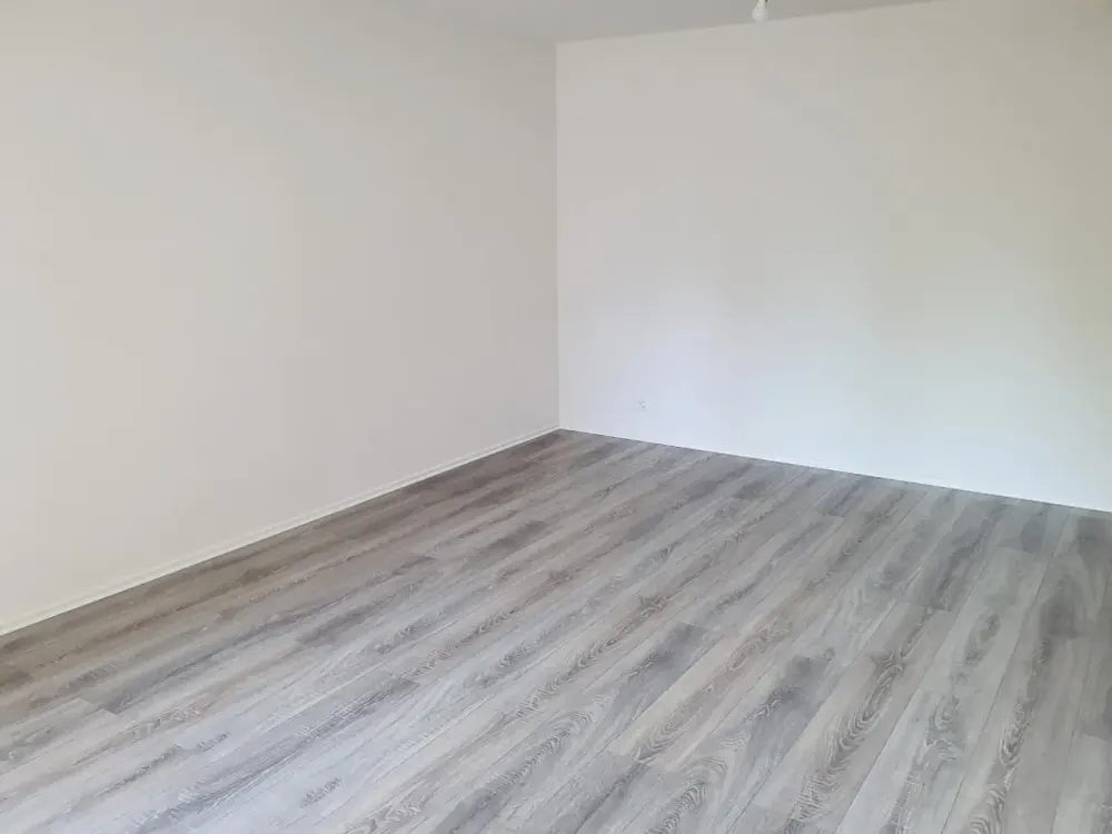 Beautiful 3-Room Apartment - Ready to Move In Immediately!