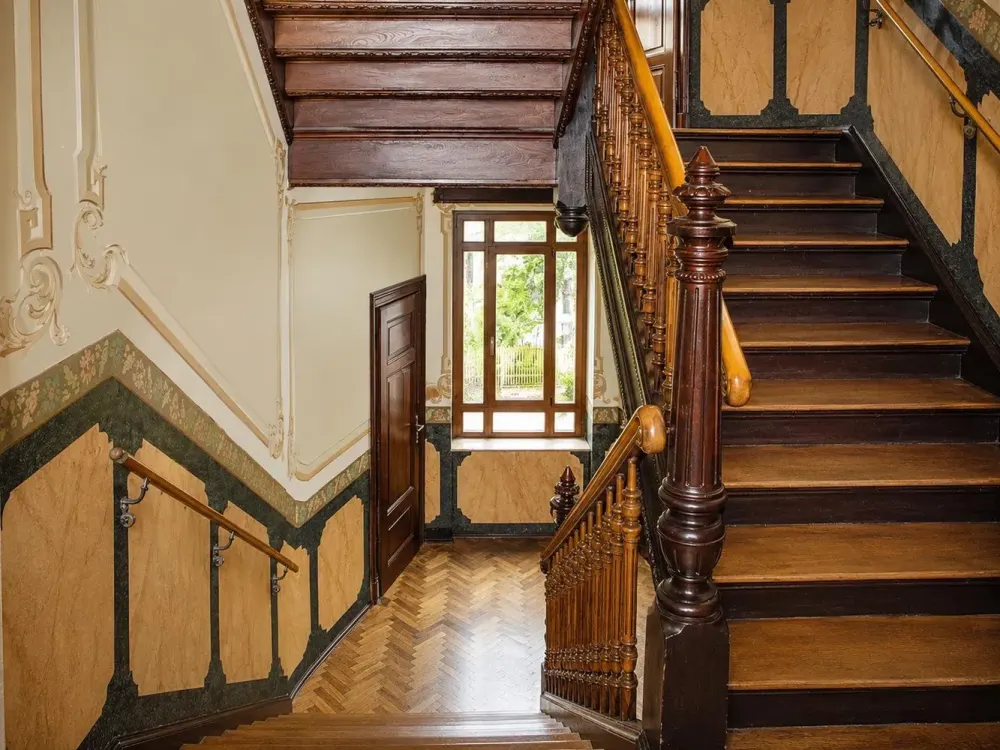 Stylish 2-Room Apartment Near the City Center * Balcony * Stucco * Daylight Bathroom + Bath + Shower * Parquet * Garden