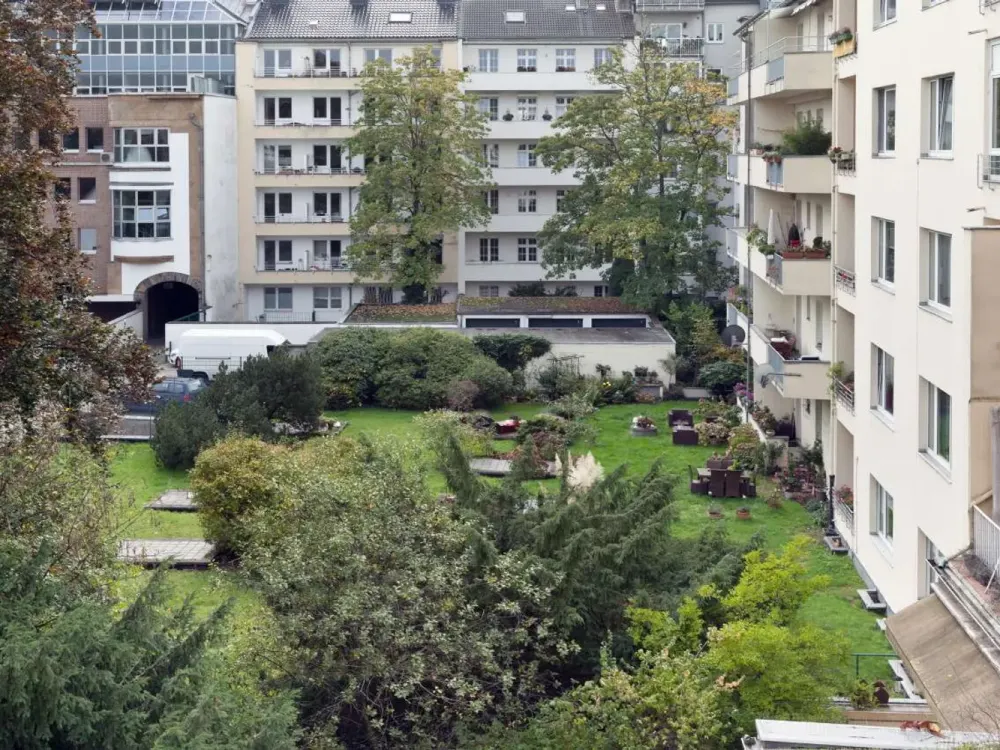 Gartenstraße/Hofgarten: Möbliertes Zuhause auf Zeit. Sonnige 2-Zi-DG im 4. OG (Lift). Parkett.
