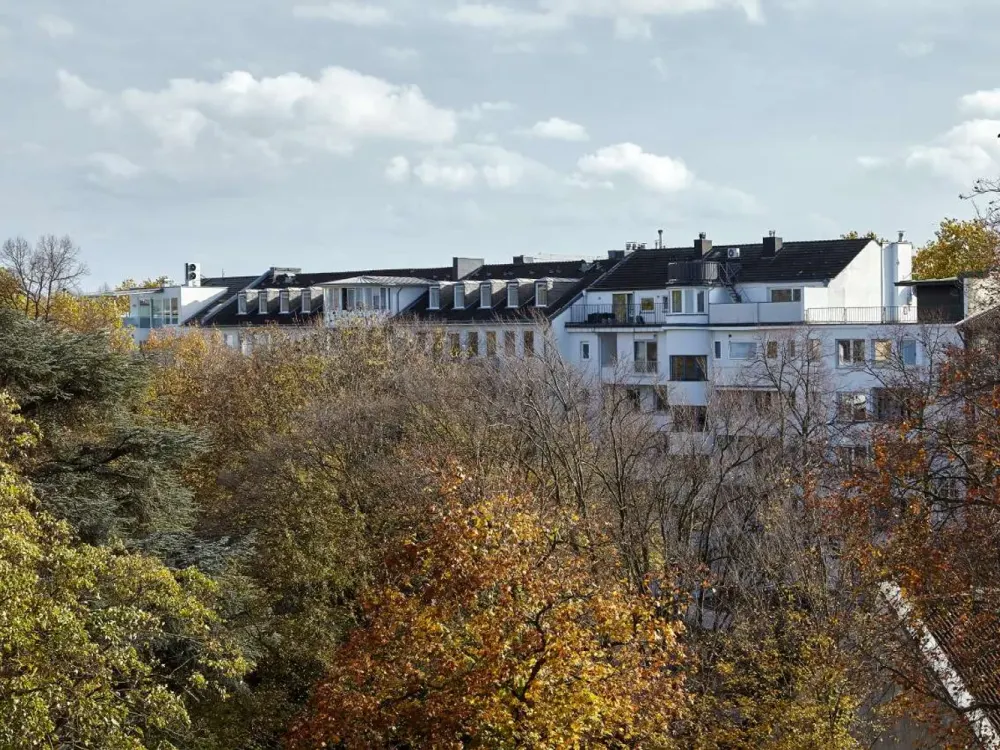 Gartenstraße/Hofgarten: Möbliertes Zuhause auf Zeit. Sonnige 2-Zi-DG im 4. OG (Lift). Parkett.
