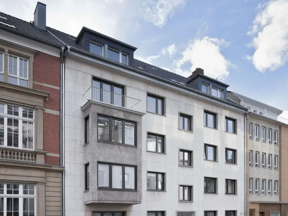 Gartenstraße/Hofgarten: Möbliertes Zuhause auf Zeit. Sonnige 2-Zi-DG im 4. OG (Lift). Parkett.