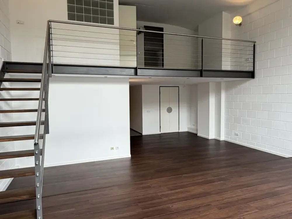Galerie-Loft mit 5,50 m Raumhöhe und Bootsanleger, 4 Zimmer in den Buntgarnwerken Schleußig