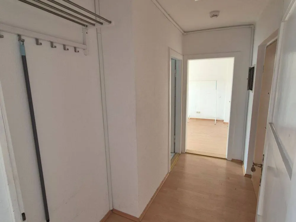 Cozy 2-Room Apartment with Built-in Kitchen and Bathtub