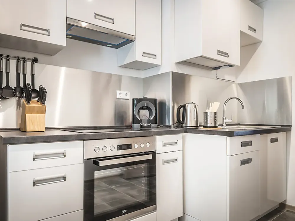 MEGA renovierte, volleingerichtete 3-Zimmer-Wohnung ++Balkon++Parkplatz++Zentrum