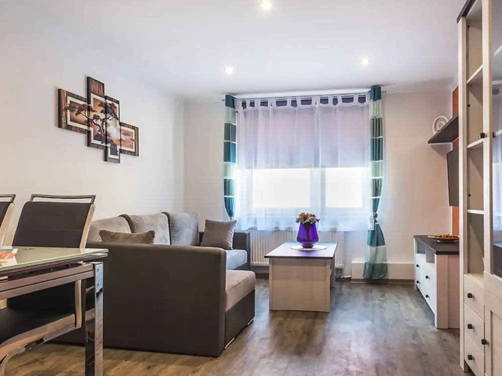 MEGA renovierte, volleingerichtete 3-Zimmer-Wohnung ++Balkon++Parkplatz++Zentrum