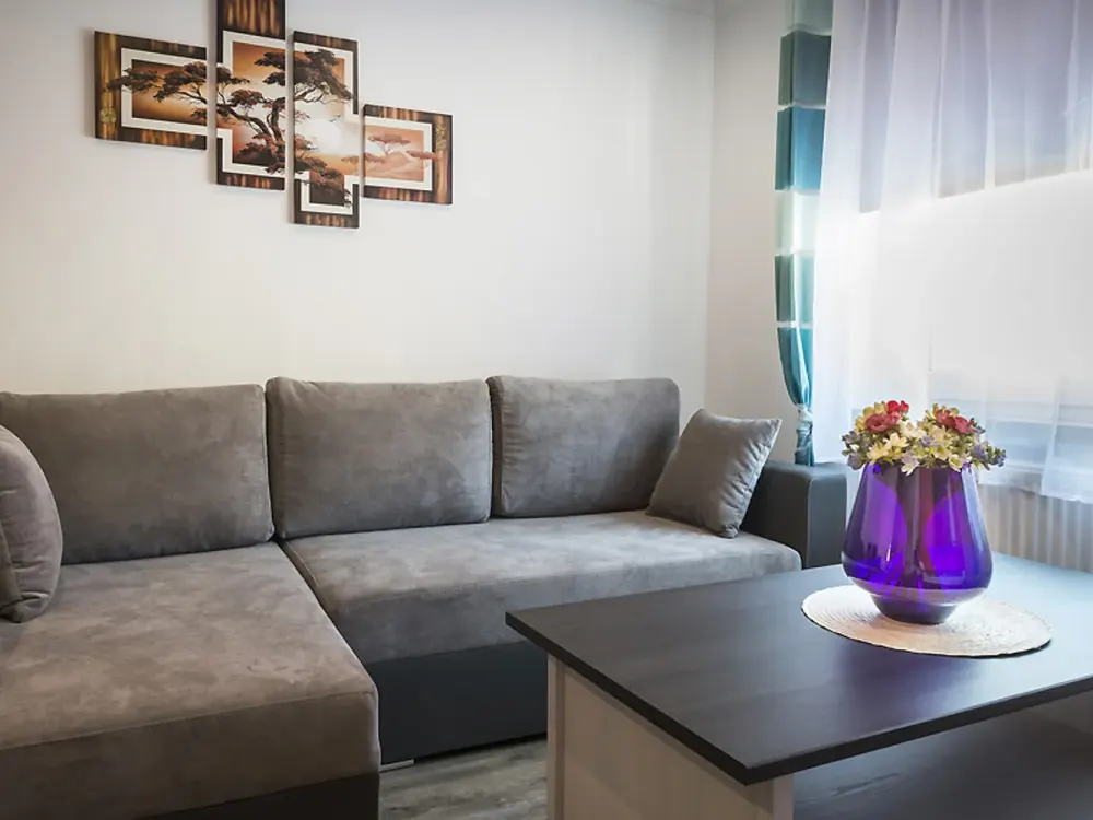 MEGA renovierte, volleingerichtete 3-Zimmer-Wohnung ++Balkon++Parkplatz++Zentrum